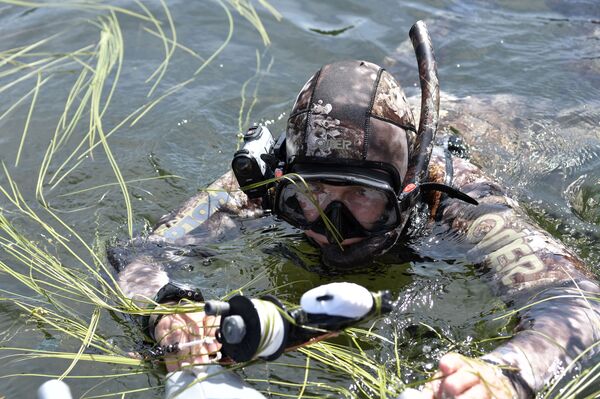 President Vladimir Putin in a diving suit fishing underwater at the cascade of mountain lakes in the Republic of Tyva - Sputnik International