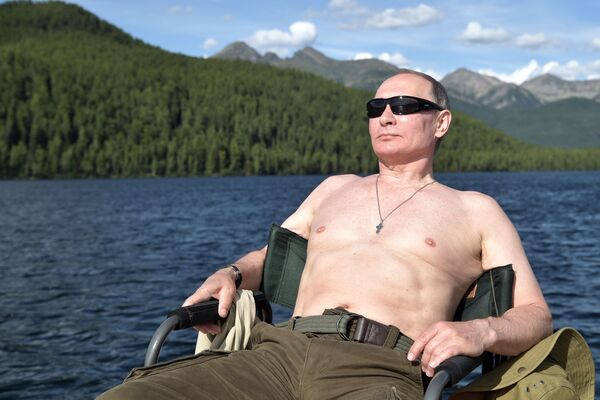 President Vladimir Putin sunbathing during his fishing trip to the cascade of mountain lakes in the Republic of Tyva - Sputnik International