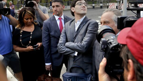 Martin Shkreli stands at an intersection after leaving federal court - Sputnik International