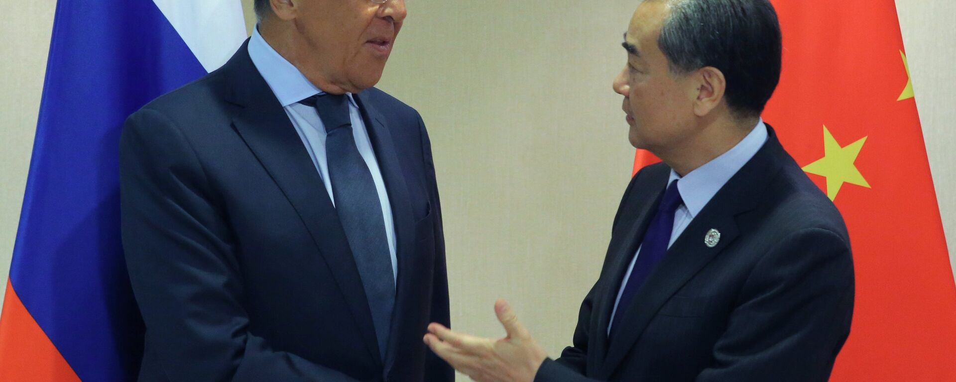 Russian Foreign Minister Sergei Lavrov, left, and Chinese Foreign Minister Wang Yi at their meeting on the sidelines of the ASEAN regional security summit in Manila, Philippines - Sputnik International, 1920, 30.03.2022