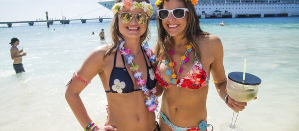 bikini-wearing women on the beach bikini-wearing women on the beach - Sputnik International