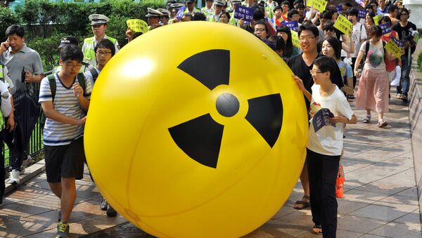 South Korean activists march while rolling a large balloon with a radioactivity warning sign during an anti-nuclear protest in Seoul on August 6, 2013 on the 68th anniversary of the atomic bombing of Hiroshima in Japan - Sputnik International