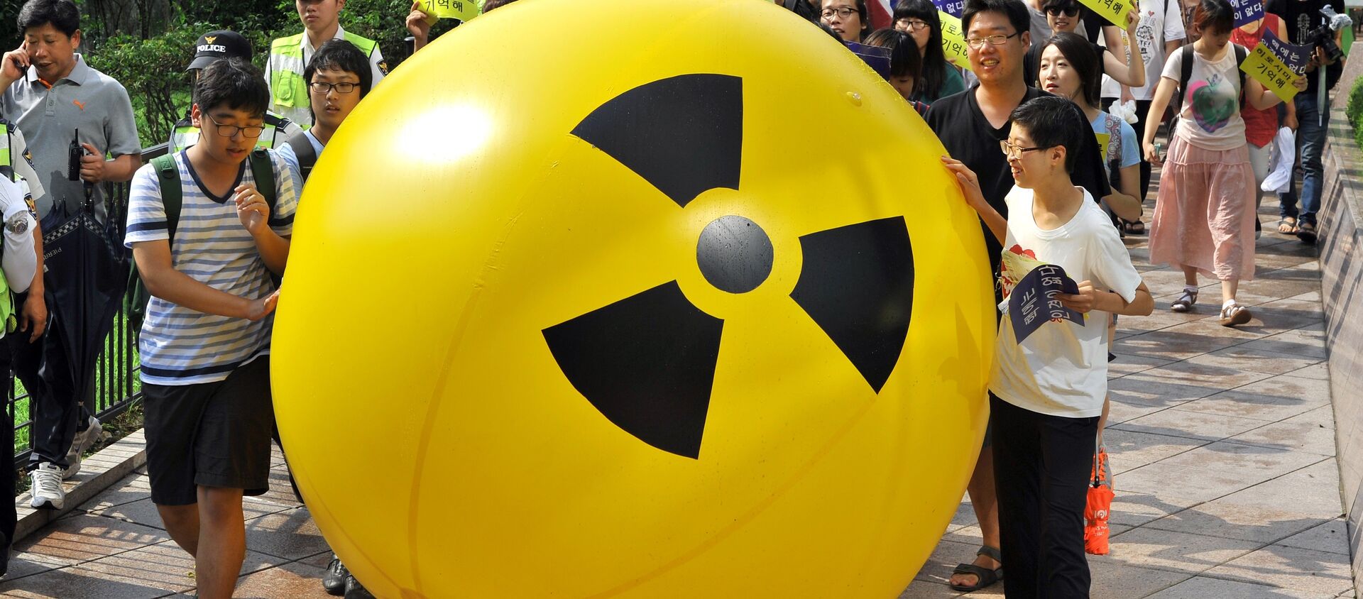 South Korean activists march while rolling a large balloon with a radioactivity warning sign during an anti-nuclear protest in Seoul on August 6, 2013 on the 68th anniversary of the atomic bombing of Hiroshima in Japan - Sputnik International, 1920, 20.04.2021
