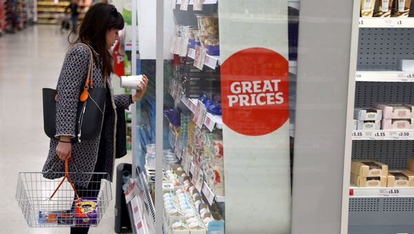 A woman shops in a supermarket in London, Britain April 11, 2017 - Sputnik International