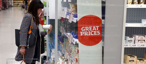 A woman shops in a supermarket in London, Britain April 11, 2017 A woman shops in a supermarket in London, Britain April 11, 2017 - Sputnik International