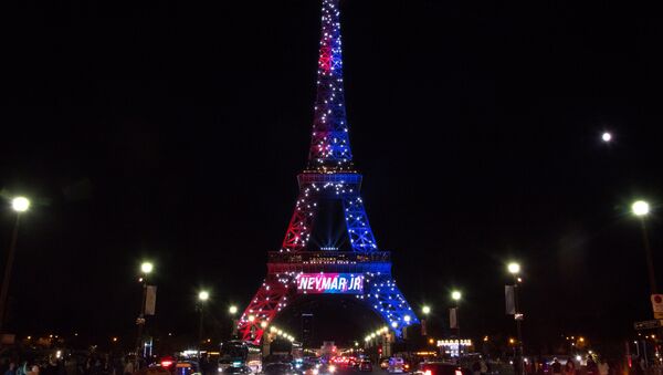 Red and blue lights and a welcoming message that reads in French Neymar Jr. adorn the Eiffel Tower to celebrate the arrival of Brazilian footballer Neymar to Paris on August 5, 2017 - Sputnik International