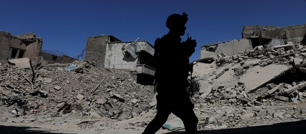 A member of Iraqi federal police patrols in the destroyed Old City of Mosul, Iraq August 7, 2017 - Sputnik International