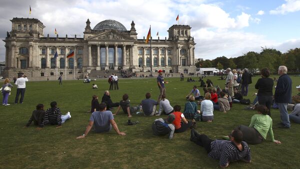 Tourists are sen in front of the Reichstag building in Berlin, Germany, Friday, Sept. 25, 2009 - Sputnik International