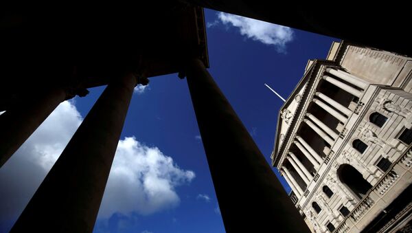 The Bank of England is seen through the columns on the Royal Exchange building in London, Britain August 4, 2016 - Sputnik International
