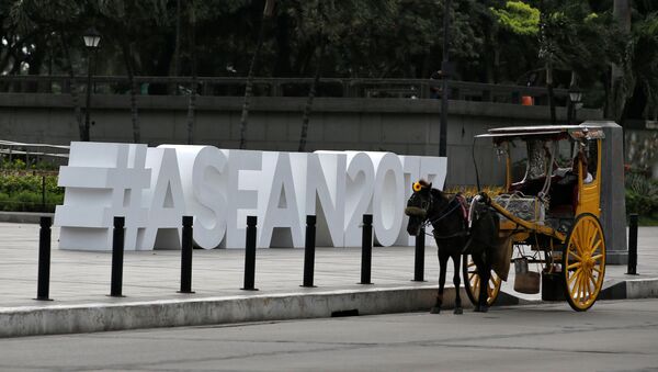 A horse cart driver waits for tourists near the ASEAN logo ahead of the 50th ASEAN Foreign Ministers meeting and in Manila, Philippines August 2, 2017 - Sputnik International