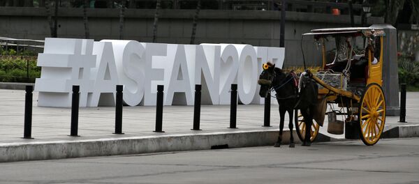A horse cart driver waits for tourists near the ASEAN logo ahead of the 50th ASEAN Foreign Ministers meeting and in Manila, Philippines August 2, 2017 - Sputnik International