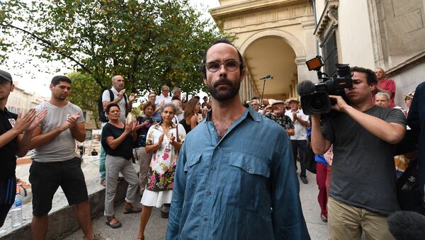 People applaud French farmer Cedric Herrou as he walks out of the courthouse in Aix-en-Provence on August 8, 2017 during his trial for illegally assisting migrants. Herrou was sentenced to a four month suspended jail sentence for illegally assisting migrants - Sputnik International