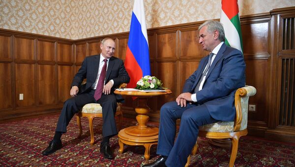 President Vladimir Putin and President of Abkhazia Raul Khadjimba, right, during a meeting - Sputnik International