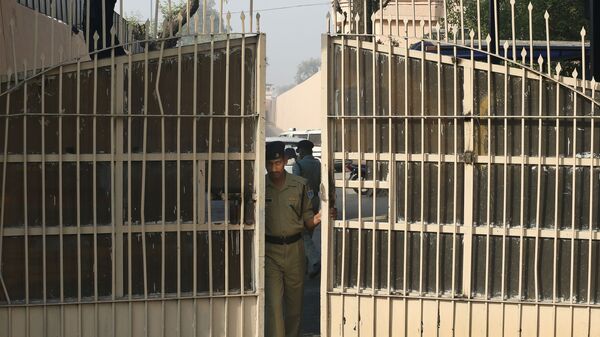 An Indian police officer prepares to close one of the gates at Tihar Jail, the largest complex of prisons in South Asia, in New Delhi, India, Monday, March 11, 2013 - Sputnik International