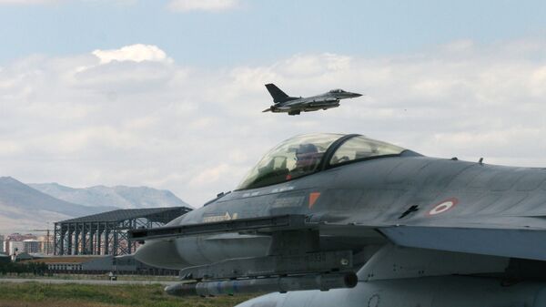 A Turkish F-16 prepares to taxi while another one takes off during Anatolian Eagle exercise at 3rd Main Jet Air Base near the central Anatolian city of Konya, Turkey, Monday, June 15, 2009 - Sputnik International