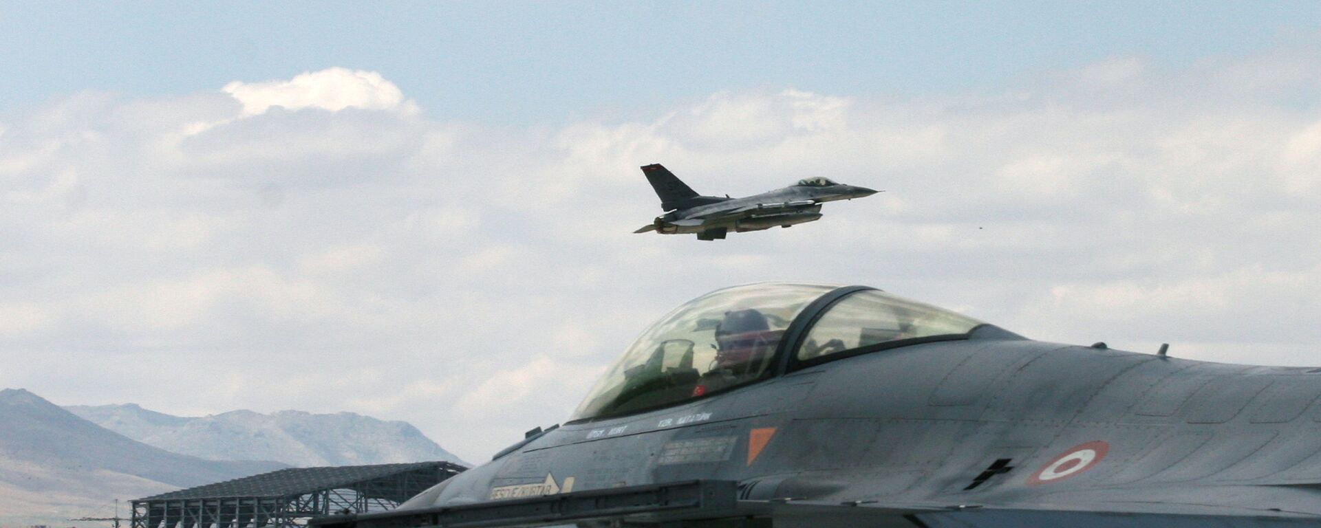A Turkish F-16 prepares to taxi while another one takes off during Anatolian Eagle exercise at 3rd Main Jet Air Base near the central Anatolian city of Konya, Turkey, Monday, June 15, 2009 - Sputnik International, 1920, 20.12.2022