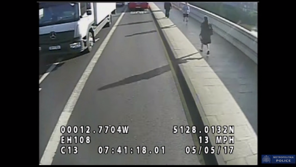Footage Catches Jogger Pushing Pedestrian in Front of Double-Decker Bus - Sputnik International