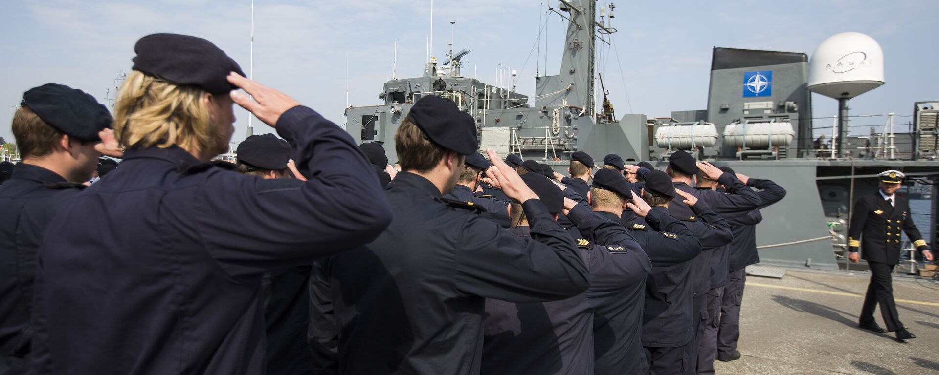 Crew members of Norwegian minesweeper Otra salute after a briefing of NATO Allied Maritime Command Deputy Chief of Staff for Operations, Commodore Arian Minderhoud, right, of the Royal Netherlands Navy before setting sail together in a convoy of five ships of Norway, Belgium, the Netherlands and Estonia from Kiel, Germany, Tuesday, April 22, 2014 - Sputnik International, 1920, 14.06.2021