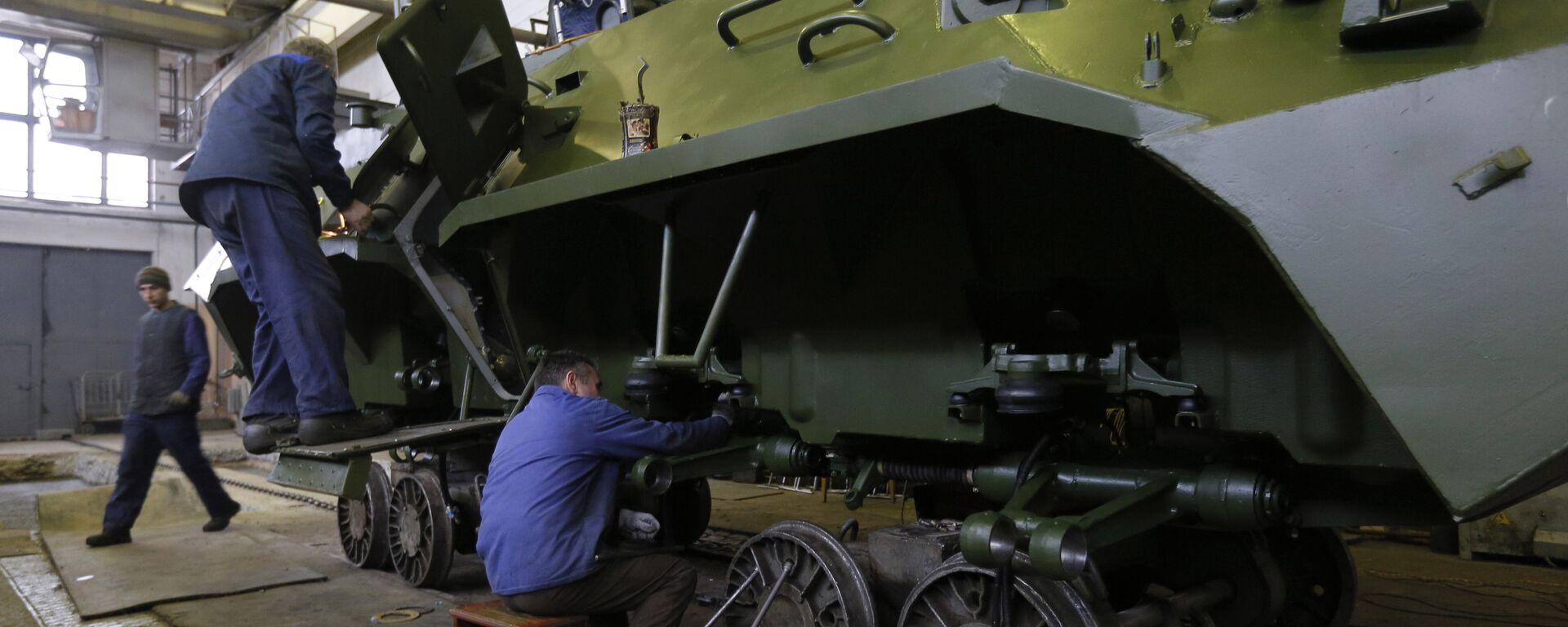 Workers in a tank factory are assembling the armored vehicles in Kiev, Ukraine, Wednesday, Dec. 23, 2015 - Sputnik International, 1920, 03.03.2024
