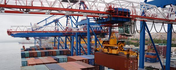 The FESCO Diomid container ship, the largest one in the history of the far eastern shipping, belonging to Far-Eastern Shipping Company, OJSC, unloaded in the port of Vladivostok - Sputnik International