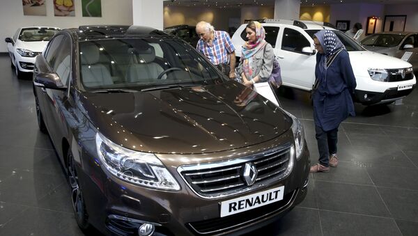 In this Thursday, July 16, 2015 photo, Iranians look at a Renault sedan at a dealership in northern Tehran, Iran - Sputnik International