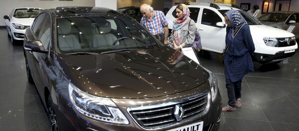In this Thursday, July 16, 2015 photo, Iranians look at a Renault sedan at a dealership in northern Tehran, Iran - Sputnik International