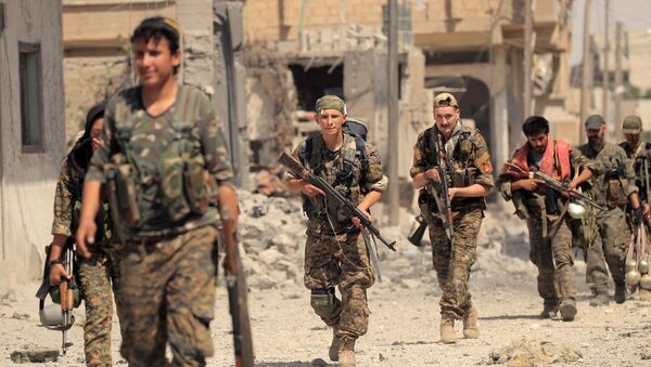 Members of the Syrian Democratic Forces advance toward Islamic State positions in Seif Al Dawla district of Raqqa, Syria August 9, 2017 - Sputnik International