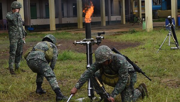 Philippine Marines prepare to fire 81mm mortars at Muslim militant positions at the frontline in Marawi, on the southern island of Mindanao on July 22, 2017 - Sputnik International