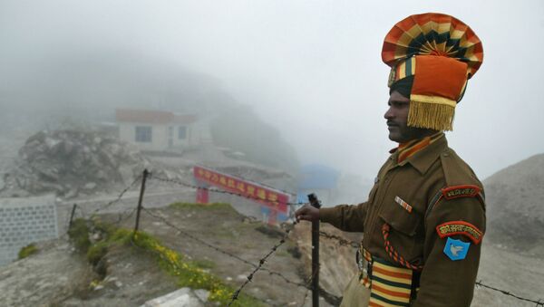 In this photograph taken on July 10, 2008 an Indian soldier stands guard at the ancient Nathu La border crossing between India and China - Sputnik International