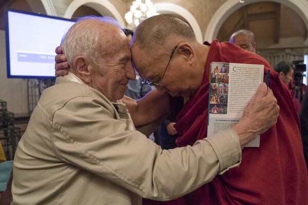 Russian scientist David Dubrovsky and Dalai Lama Russian scientist David Dubrovsky and Dalai Lama - Sputnik International