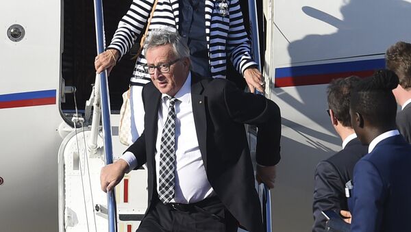 President of the European Commission Jean-Claude Juncker and his wife Christiane Frising step out of their plan upon their arrival at the airport in Hamburg, northern Germany on July 6, 2017 to attend the G20 meeting - Sputnik International