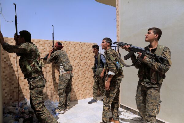 Members of the Syrian Democratic Forces try to locate Islamic State's sniper in Al Senaa, a district of Raqqa, Syria August 10, 2017 Members of the Syrian Democratic Forces try to locate Islamic State's sniper in Al Senaa, a district of Raqqa, Syria August 10, 2017 - Sputnik International