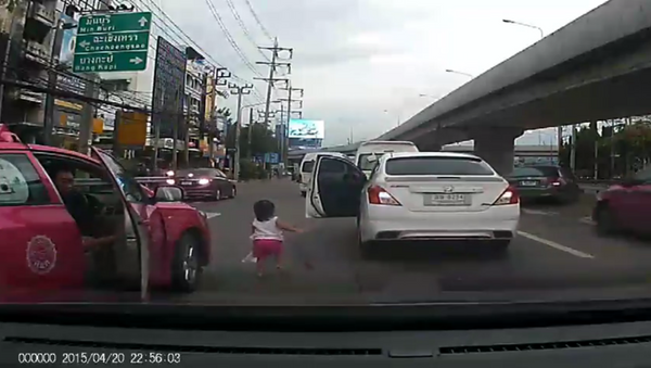 Bangkok Driver Nearly Crushes Toddler After Child Tumbles From Car - Sputnik International