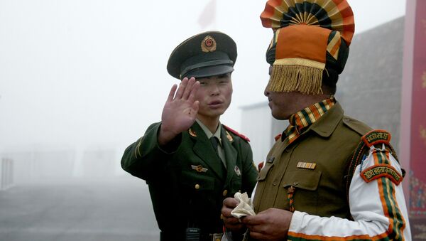 Chinese soldier (L) gesturing next to an Indian soldier at the Nathu La border crossing between India and China in India's northeastern Sikkim state. (File) - Sputnik International