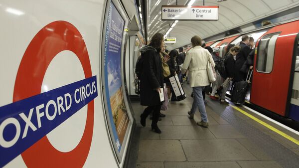 People board an underground Tube train at Oxford Circus underground station in London. (File) - Sputnik International