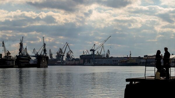 A view on the Admiralty Shipyards joint stock company (left) and the Baltic plant from the Lieutenant Schmidt embankment in St. Petersburg. (File) - Sputnik International