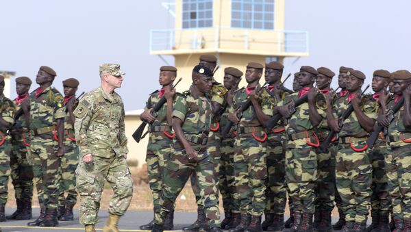 Senegal's Army General Amadou Kane (C) and US Army General Donald Bolduc (L) review the troops during the inauguration of a military base in Thies, 70 km from Dakar. (File) - Sputnik International
