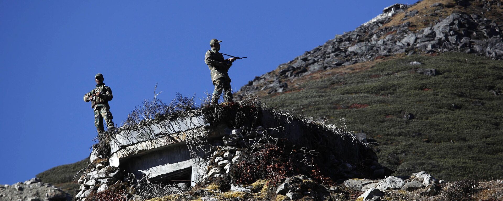 Indian army soldiers keep watch at the Indo China border in Bumla at an altitude of 15,700 feet (4,700 meters) above sea level in Arunachal Pradesh, India. (File) - Sputnik International, 1920, 03.01.2019
