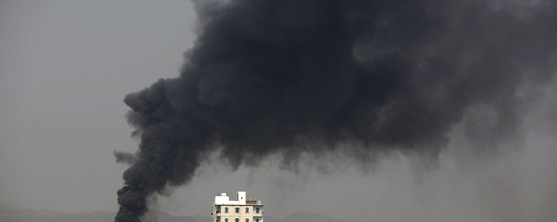 Smoke rises after airstrikes hit a food factory in Sanaa, Yemen. (File)   - Sputnik International, 1920, 30.12.2024