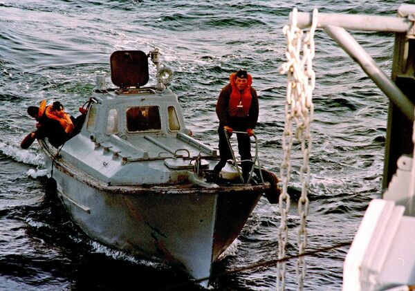 Russian navy sailors moor close to the Russian flagship Peter the Great, 21 August 2000 in the Barents Sea, as the rescue operation for the sunken nuclear submarine Kursk is going. (File) Russian navy sailors moor close to the Russian flagship Peter the Great, 21 August 2000 in the Barents Sea, as the rescue operation for the sunken nuclear submarine Kursk is going. (File) - Sputnik International