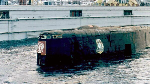 The conning tower of the Kursk nuclear submarine appears at the surface in the port of Roslyakovo, near Murmansk, 23 October 2001. (File) - Sputnik International