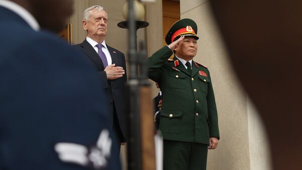 Defense Secretary Jim Mattis and Vietnam Defense Minister Gen. Ngo Xuan Lich participate in an enhanced honor cordon at the Pentagon - Sputnik International