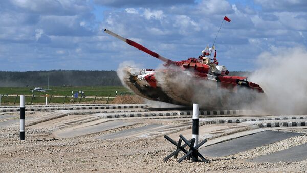 Russian Army's tank crew competes in the semifinal relay race during the tank biathlon competitions of the 2017 International Army Games at the Alabino training ground near Moscow - Sputnik International