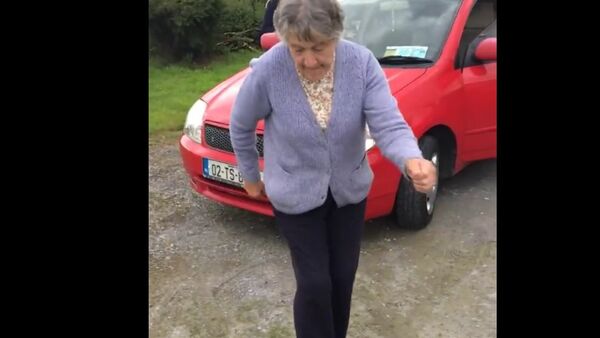 Irish Grandma Shows Off Killer Dance Moves to Despacito - Sputnik International