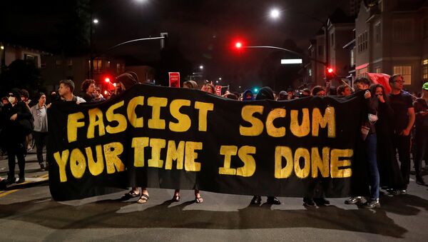 Demonstrators march in response in response to the Charlottesville, Virginia car attack on counter-protesters after the Unite the Right rally organized by white nationalists, in Oakland, California, U.S., August 12, 2017. Picture taken August 12, 2017. - Sputnik International