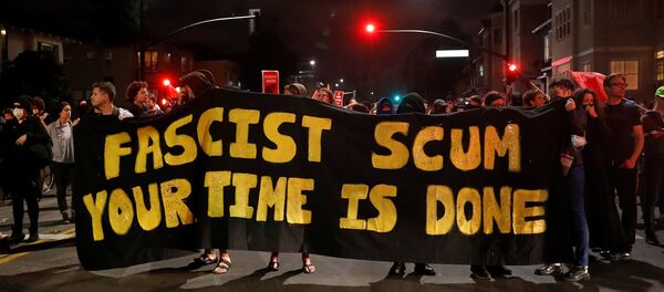 Demonstrators march in response in response to the Charlottesville, Virginia car attack on counter-protesters after the Unite the Right rally organized by white nationalists, in Oakland, California, U.S., August 12, 2017. Picture taken August 12, 2017. - Sputnik International