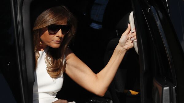 First lady Melania Trump steps from her motorcade vehicle - Sputnik International