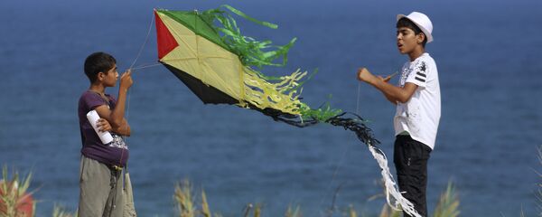 Palestinian youths fly their kites during a Hamas-sponsored summer scout camp, in an event held as a show of support against Israeli security measures installing metal detectors at the Al Aqsa Mosque compound in Jerusalem, on the beach near the Israeli border fence, in Beit Lahiya, northern Gaza Strip, Wednesday, July 19, 2017. Palestinian youths fly their kites during a Hamas-sponsored summer scout camp, in an event held as a show of support against Israeli security measures installing metal detectors at the Al Aqsa Mosque compound in Jerusalem, on the beach near the Israeli border fence, in Beit Lahiya, northern Gaza Strip, Wednesday, July 19, 2017. - Sputnik International