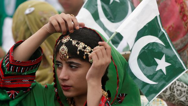A girl holds a national flag as she attends a ceremony to celebrate Pakistan's 70th Independence Day at the mausoleum of Muhammad Ali Jinnah in Karachi, Pakistan August 14, 2017. - Sputnik International