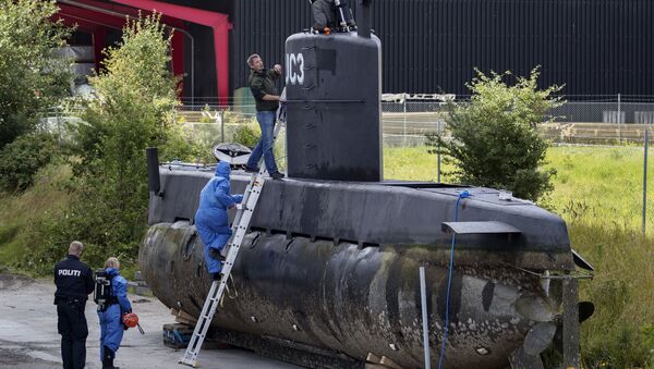Police technicians board the amateur -built submarine UC3 Nautilus on a pier in Copenhagen harbour, Denmark, Sunday, Aug. 13, 2017, to conduct forensic probes in connection with a murder investigation. - Sputnik International